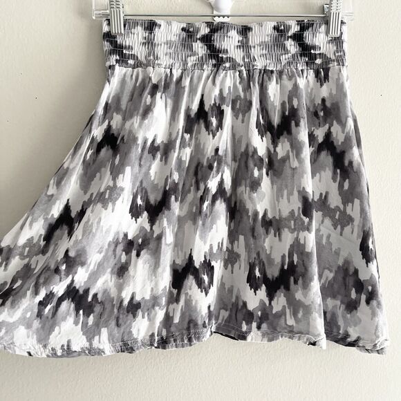 Cute Flowy Mini Skirt Size M Smocked Waist Semi Shark Bite Hem Black White - Picture 8 of 8